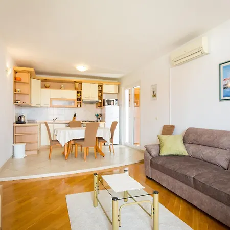 Mia - Spacious On 85 M2 With Beautiful Sea View Apartamento Trogir